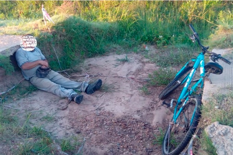 Regresaba de una despedida, cayó de su bicicleta y quedó tendido hasta el amanecer