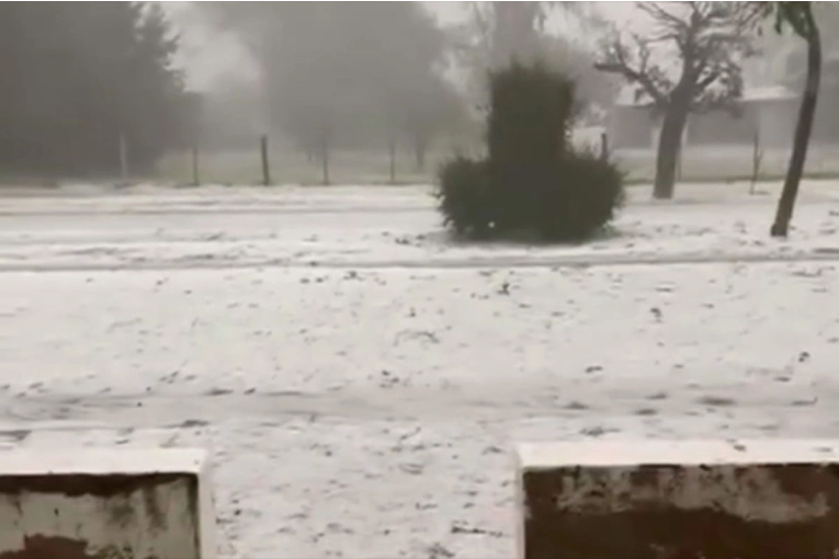 Una “supercelda” provocó una impresionante granizada en localidad pampeana: videos