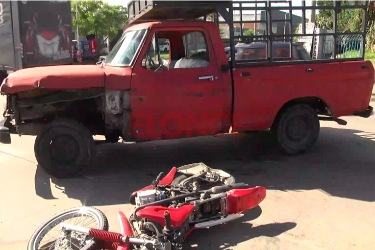 Una mala maniobra desencadenó un choque entre moto y camioneta en Paraná