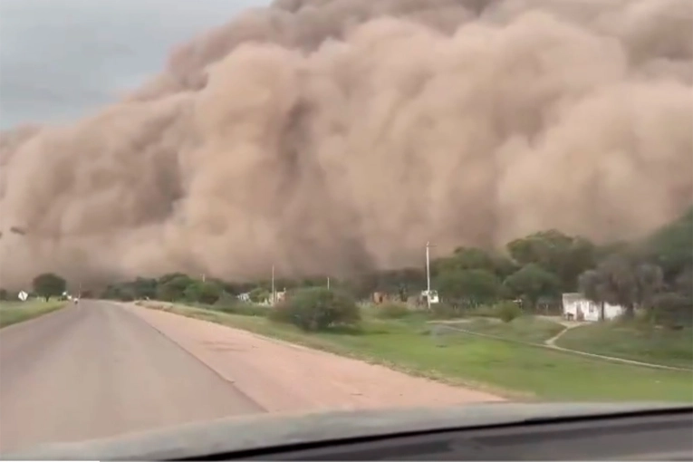 Una impresionante tormenta de tierra convirtió el día en noche en Santiago del Estero