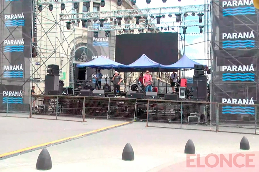 El escenario en la esquina de la Plaza 1&ordm; de Mayo