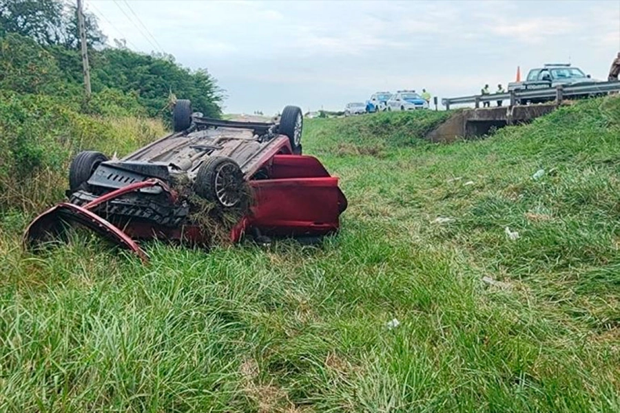 Auto volc&oacute; en Gualeguaych&uacute;. (R2820).