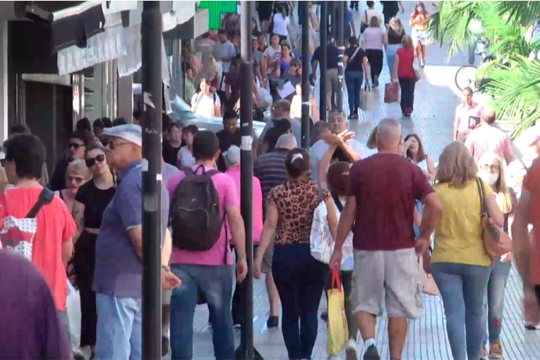 Intenso movimiento en la Peatonal San Martín de Paraná por las compras de Navidad