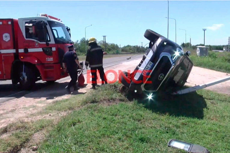 Choque y vuelco en el Acceso Norte: una camioneta tumbó y derribó columna de alumbrado