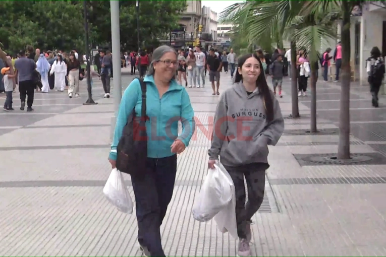 Paranaenses realizaron compras en la Peatonal para la Navidad