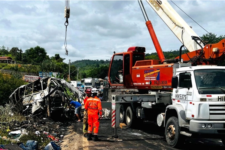 Ascienden a 41 los muertos por el triple choque en Brasil: un conductor está prófugo