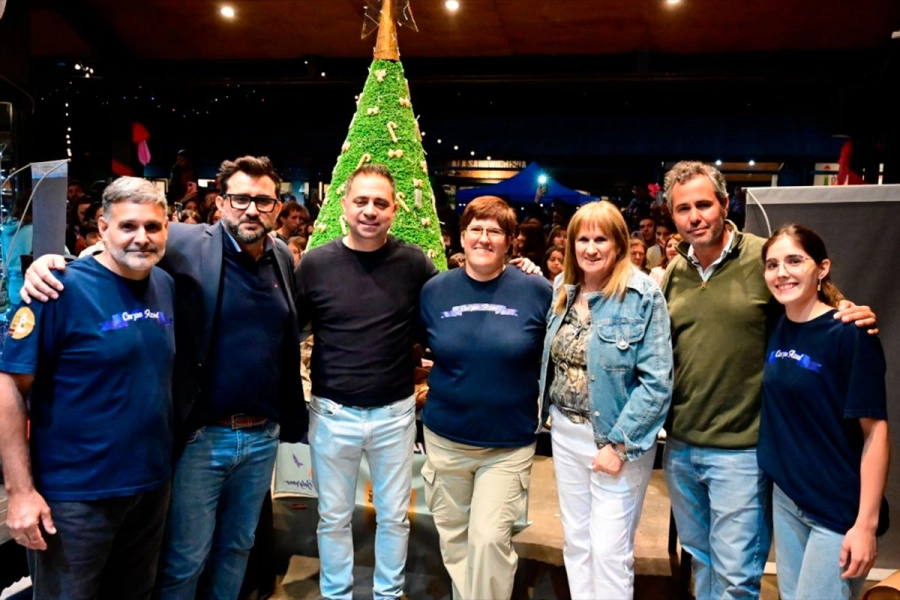 El intendente Mauricio Davico, autoridades y emprendedores. (M.G.)