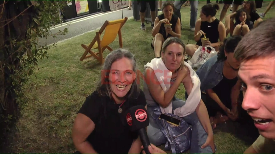 Teresa junto a sus hijas a la espera de la presentaci&oacute;n de la Misa Criolla. Foto: Elonce