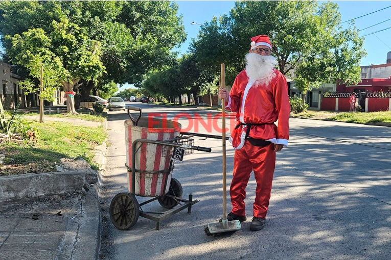 Barrendero se viste de Papá Noel y sorprende a niños: “La sonrisa de los gurises llena el alma”