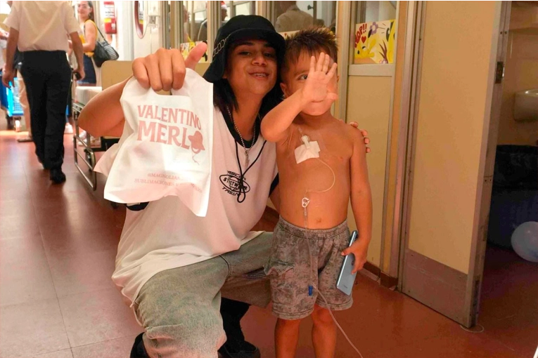 Valentino Merlo iluminó la Navidad con visita solidaria en el Hospital Garrahan