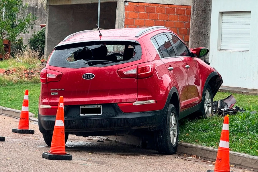 El veh&iacute;culo termin&oacute; sobre la vereda. (Foto: C6ERTV)