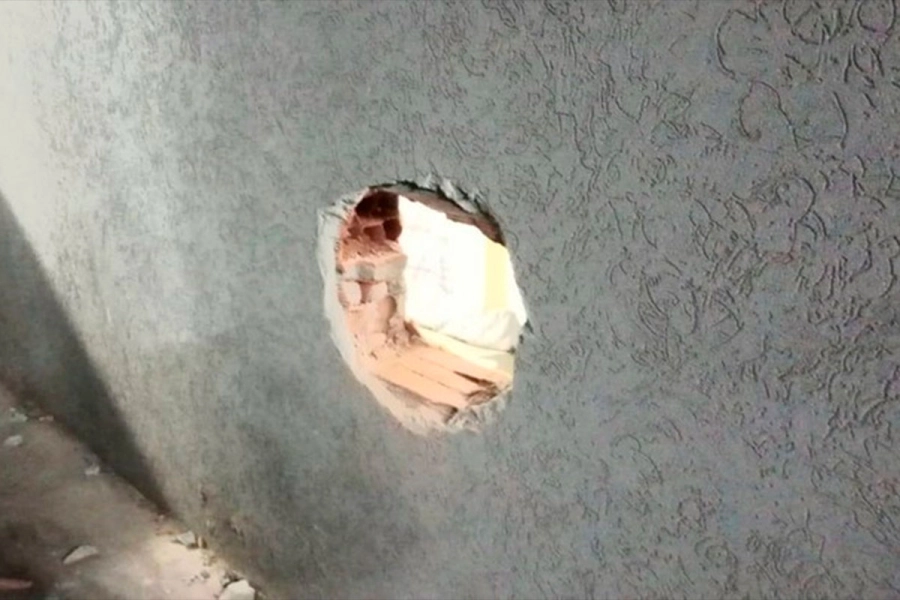 El boquete por el que se escaparon los presos de la Alcaid&iacute;a de Liniers. (Clar&iacute;n)