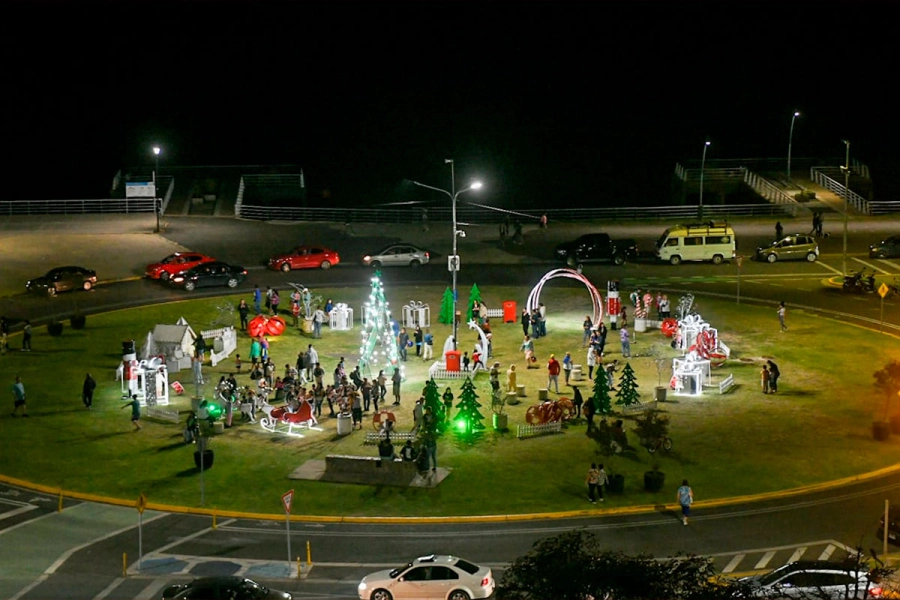 El paseo de Navidad en Plaza de las Colectividades en una noche despejada.