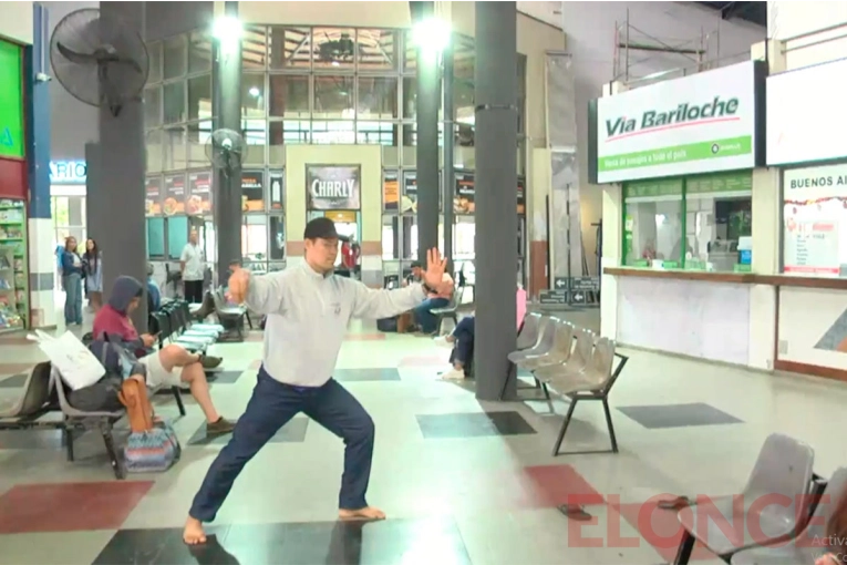 Familia viajó de Brasil a Paraná por las fiestas y padre bailó Capoeira en la terminal