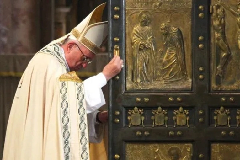 El Papa Francisco inició su agenda navideña abriendo las puertas de Jubileo