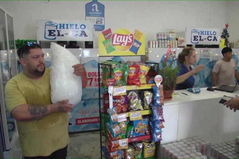 “La gente se está llevando todo”, expresó comerciante que vende hielos y bebidas alcohólicas