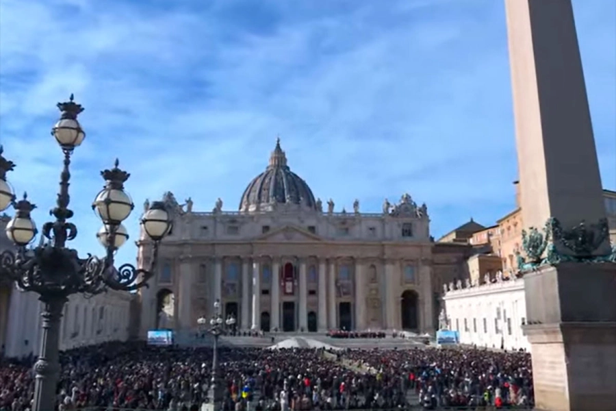 Escuchan el mensaje del Papa en la Plaza San Pedro. (Vatican News).
