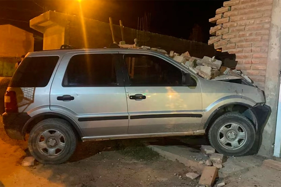 Pareja desnuda y alcoholizada choc&oacute; el pared&oacute;n de una casa