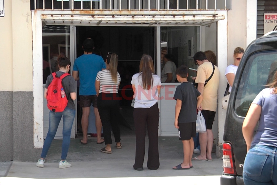 La atenci&oacute;n en el vacunatorio del San Roque es por orden de llegada. (foto: Elonce)