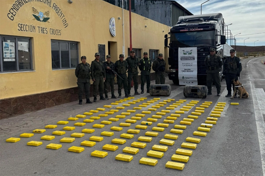 136 kilos de coca&iacute;na dentro de dos tanques de aire de un cami&oacute;n. Gendarmer&iacute;a Nacional