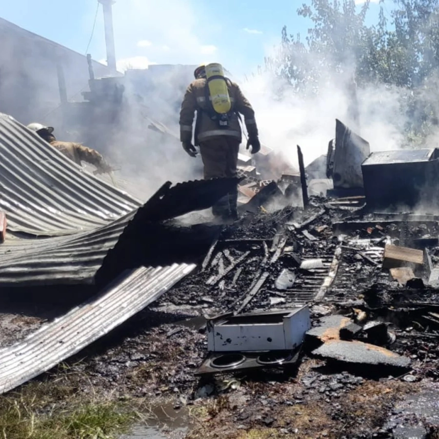 Una ni&ntilde;a de 6 a&ntilde;os fue internada con más del 70% del cuerpo quemado tras el incendio en una casilla. (fuente: Bomberos Voluntarios de Concordia)