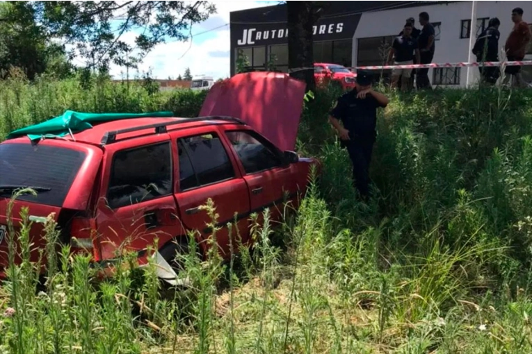 Dos personas murieron tras el despiste y vuelco de un auto en la Ruta Nº11