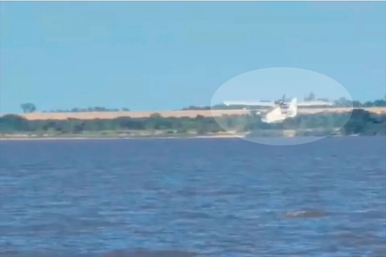 Video: arriesgado vuelo rasante de una avioneta a metros de los bañistas en playa entrerriana