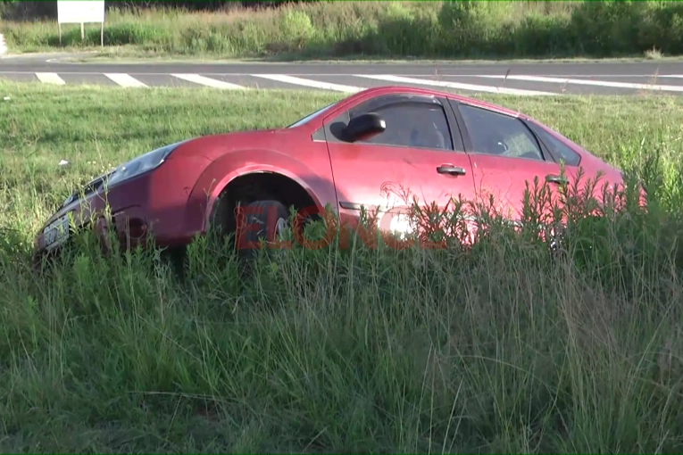 Volcó un auto en el Acceso Norte: conductora adujo que otro vehículo “la encerró”