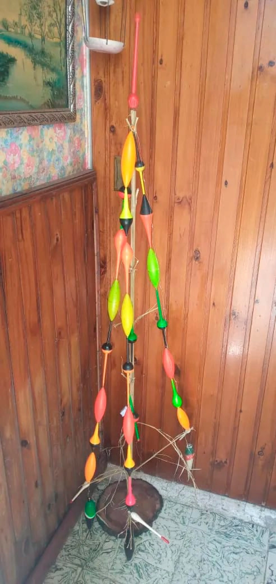 Árbol de Navidad con ca&ntilde;as de pescar, anzuelos y l&iacute;neas
