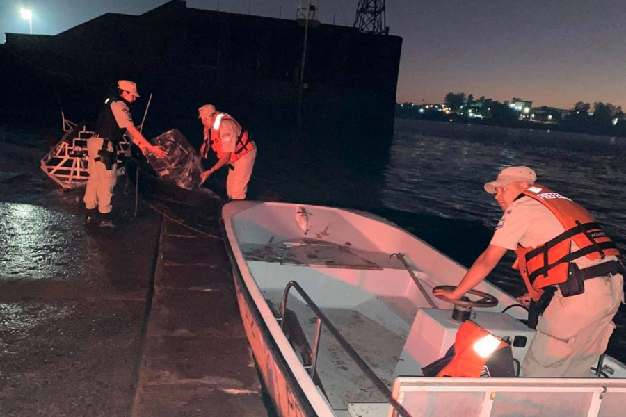 Momento en el que retiran los bultos con la mercader&iacute;a. Foto: Prefectura