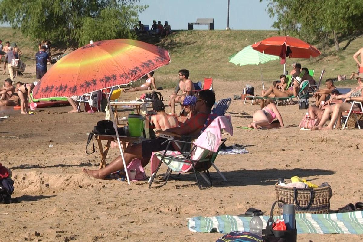 La gente disfruta de las playas de la ciudad La gente disfruta de las playas de la ciudad