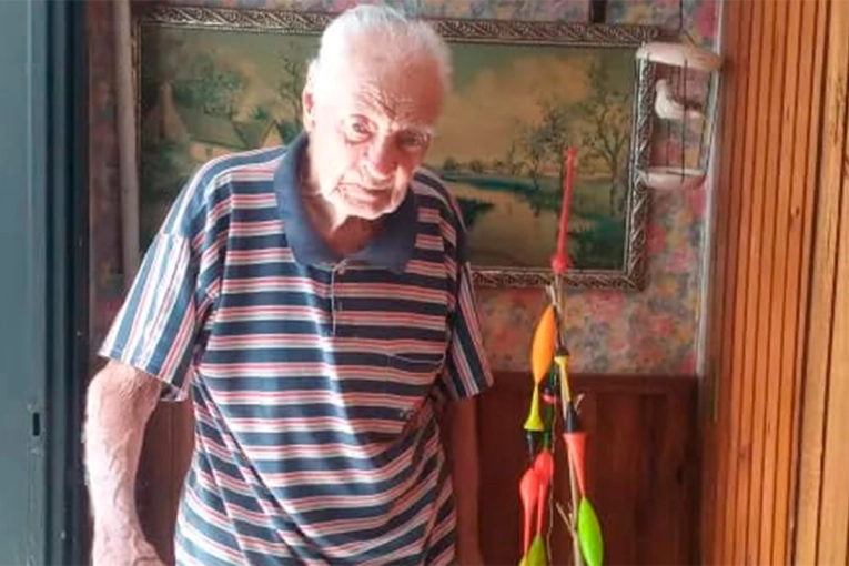 Amor por el río: Entrerriano de 97 años armó su arbolito de Navidad con elementos de pesca