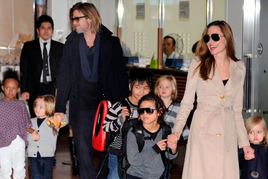 Brad Pitt con Angelina Jolie con sus hijos, cuando eran chicos. (Fuente: AFP).