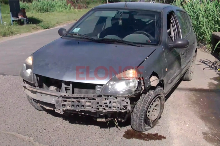 Por una mala maniobra, conductor destrozó su auto al chocarlo contra una columna