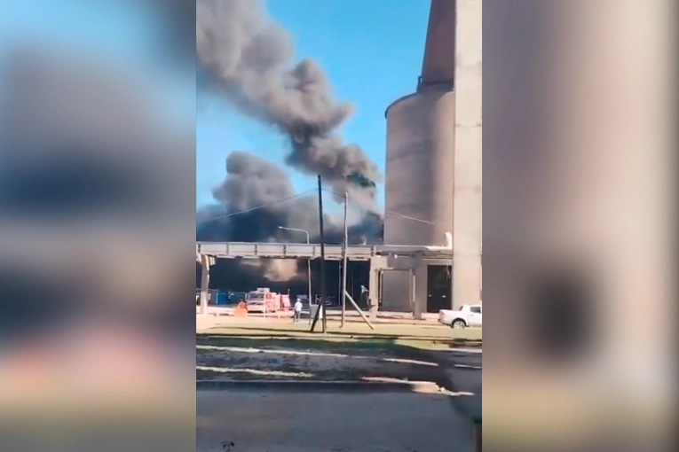 Incendio en una cerealera ubicada a la vera del río Paraná