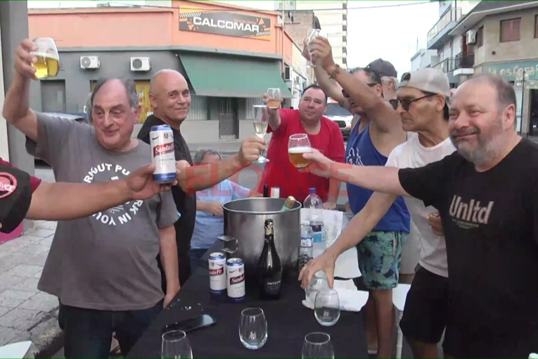 Grupo de amigos se reúne hace 30 años en esquina de Paraná para celebrar el Año Nuevo