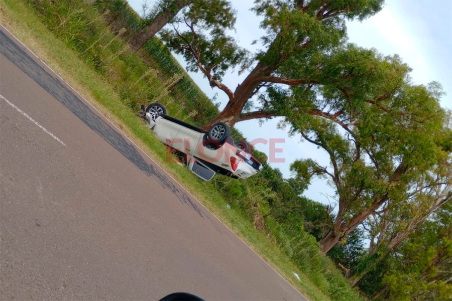 Tras el choque, la Hilux termin&oacute; volcada sobre ruta 11. (foto: Gentileza Neo Net)