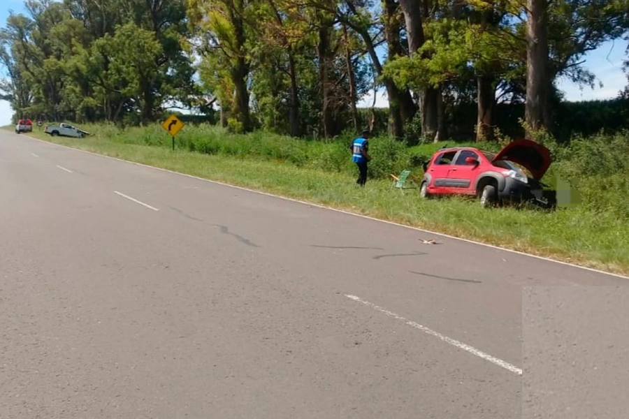 Chocaron una camioneta y un auto sobre ruta 11. (foto: Polic&iacute;a de Entre R&iacute;os)