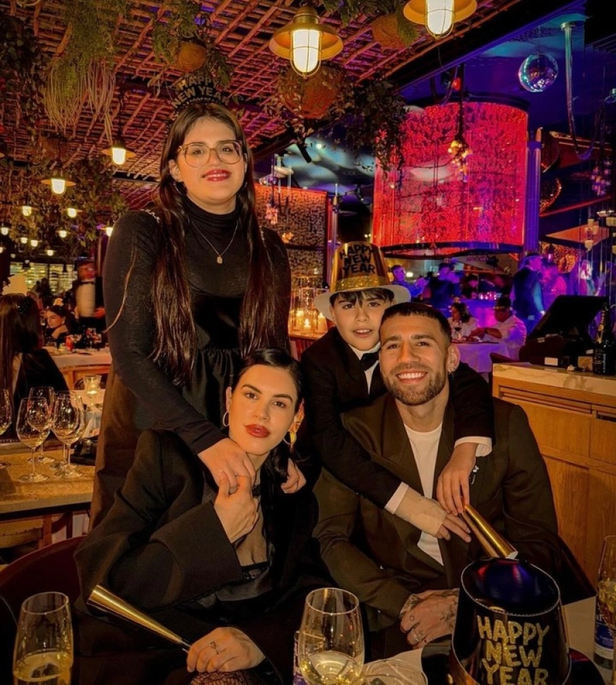 Nicol&aacute;s Otamendi junto su familia. (foto: Instagram)