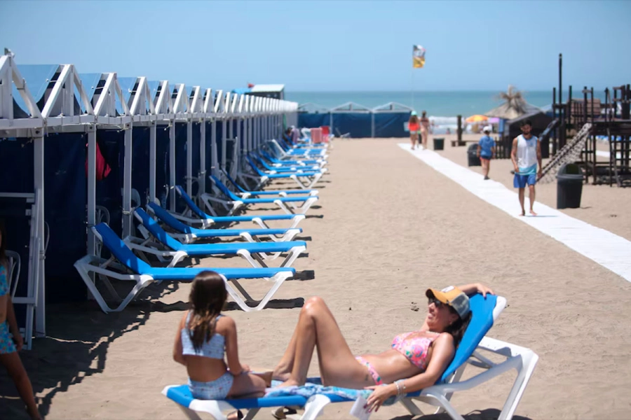 Los precios para alquilar sombrillas o carpas. (Infobae)