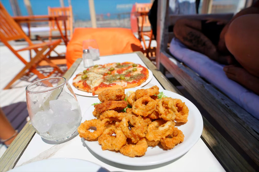 La gastronomía es uno de los servicios de balnearios y paradores en Mar del Plata. (Infobae)