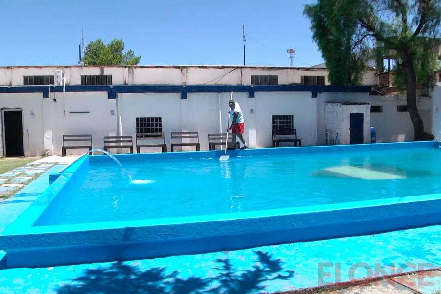 Invitan a disfrutar de la pileta del Universitario