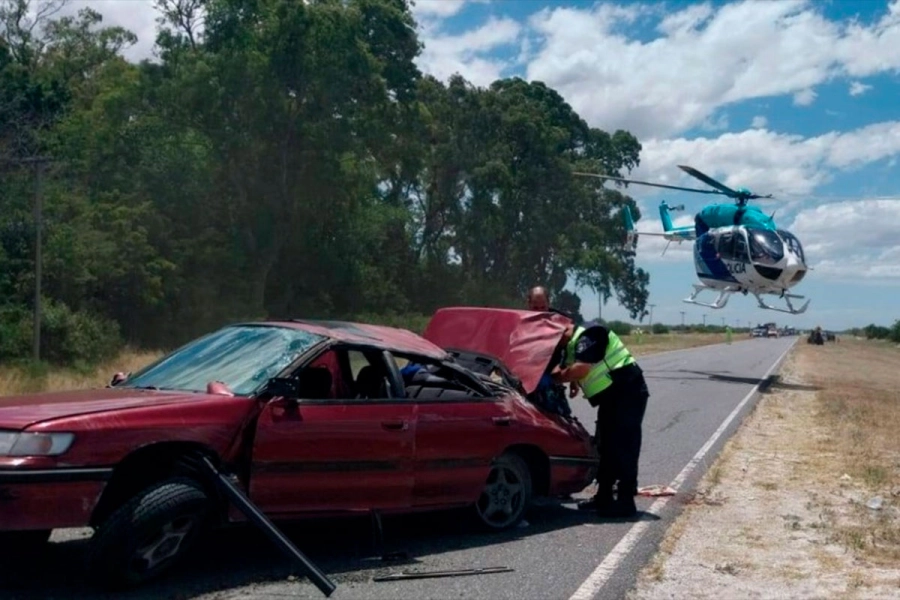Los heridos debieron ser trasladados en un vuelo sanitario. (Foto: Bomberos Castelli)