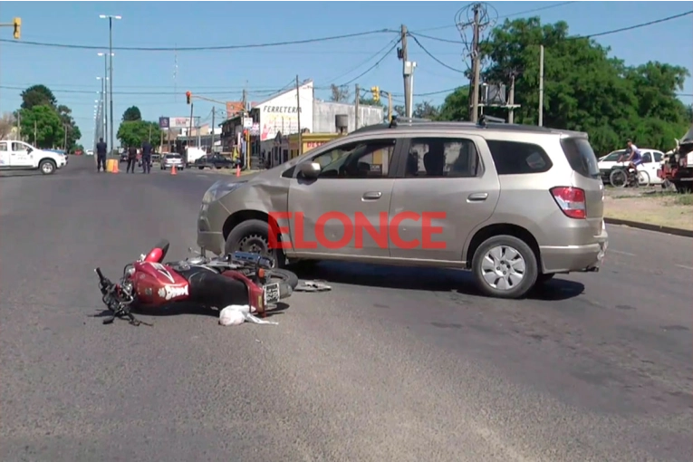 Hospitalizan a motociclista tras chocar auto que dobló en U sobre avenida Almafuerte