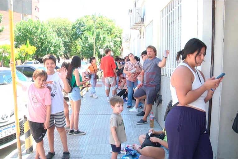 Se reiteran las largas filas para vacunarse contra la fiebre amarilla en el hospital San Roque