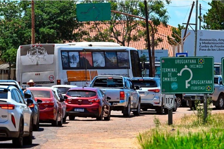 Vacaciones en Brasil: 20 turistas por minuto cruzan solamente por Paso de los Libres