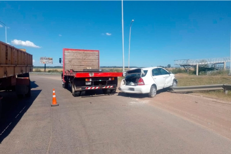 Colisionaron un auto y un camión en la rotonda de acceso a Federación