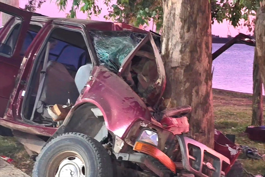 Camioneta destrozada tras choque.Radio M&aacute;s 99.5 Monte Caseros