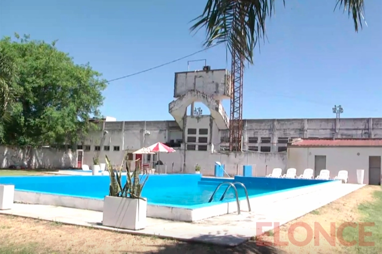 El Club Paraná también ofrece un espacio con piletas para disfrutar del verano