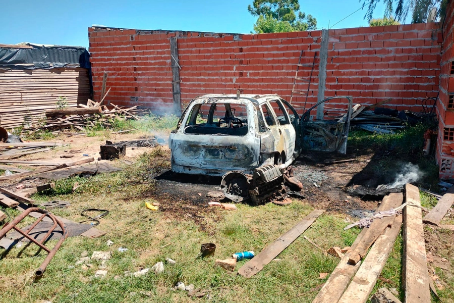 Otra postal del auto incendiado. Foto: Bomberos Voluntarios